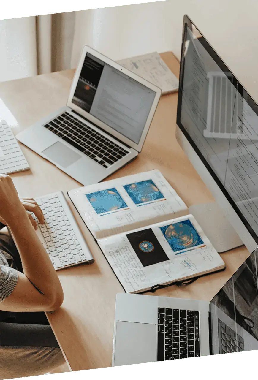 Membre de l'équipe Countea Applications travaillant sur la conception et le développement d'une solution web et mobile sur mesure.